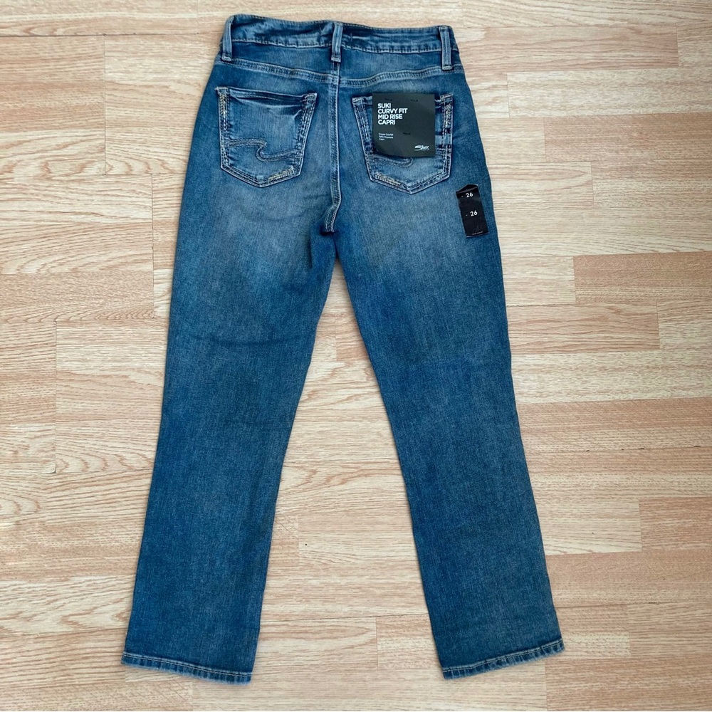 NWT Silver Jeans Suki Curvy Fit Mid Rise Denim Capris 26